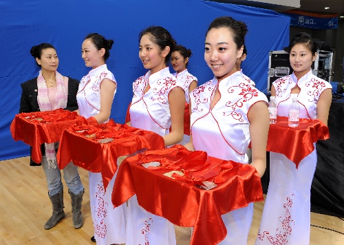 十一运会颁奖礼仪亮相 绝色美女带妆演练，展现专业礼仪庆典服务